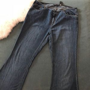 EUC DNKY NY Lightweight Blue Wide Leg Jeans Sz 11